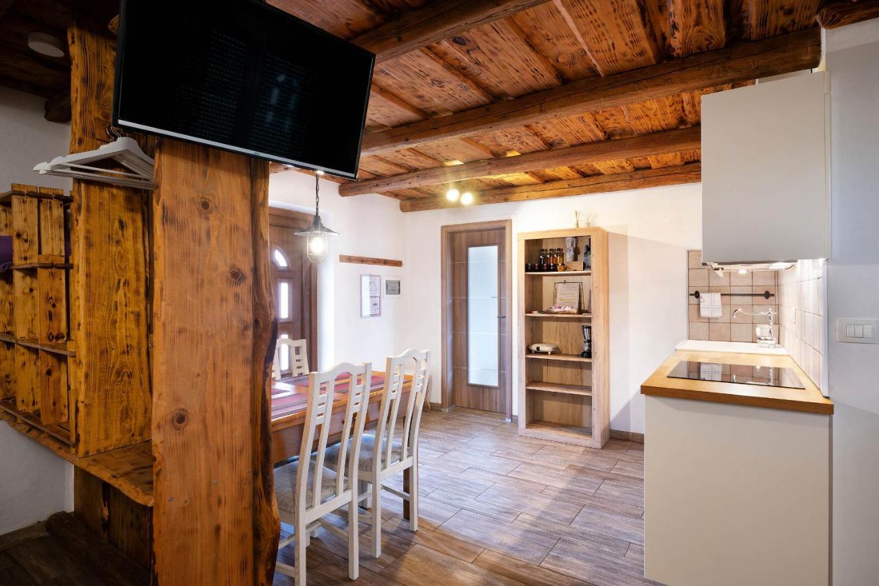 Touristfarm - Apartments "Red Fairytale" Marezige Buitenkant foto