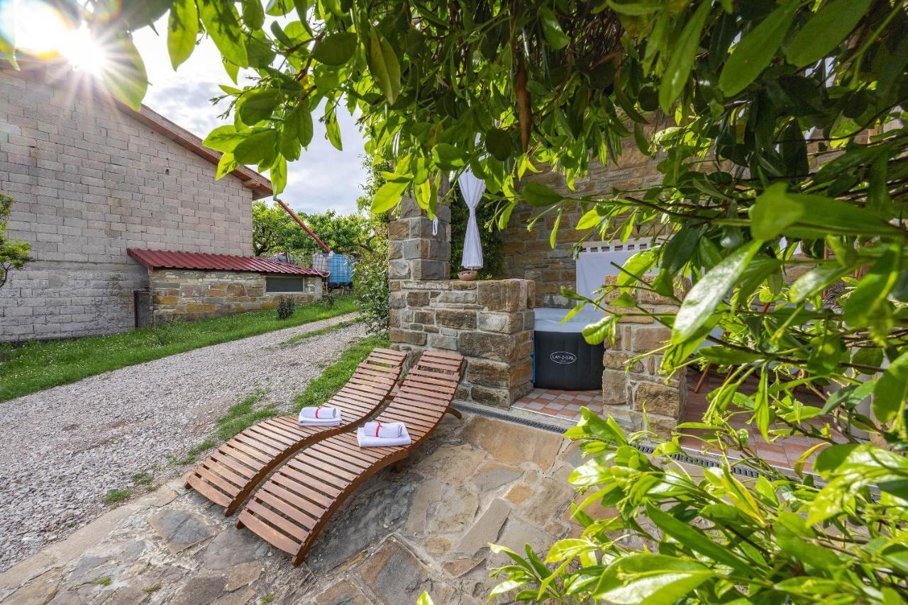 Touristfarm - Apartments "Red Fairytale" Marezige Buitenkant foto