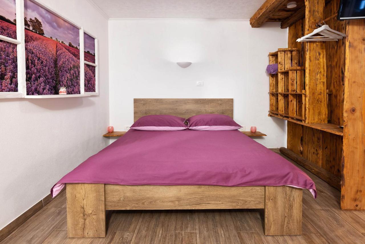 Touristfarm - Apartments "Red Fairytale" Marezige Buitenkant foto