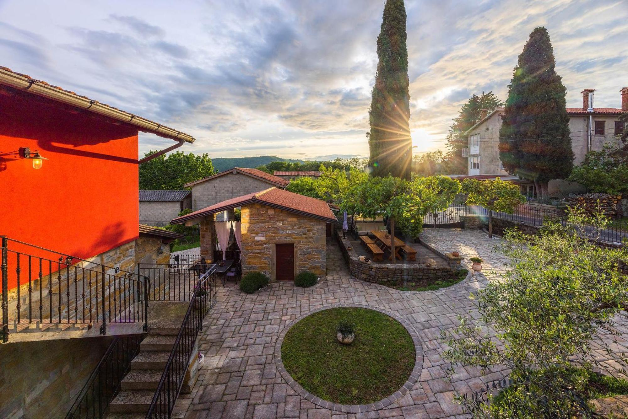 Touristfarm - Apartments "Red Fairytale" Marezige Buitenkant foto