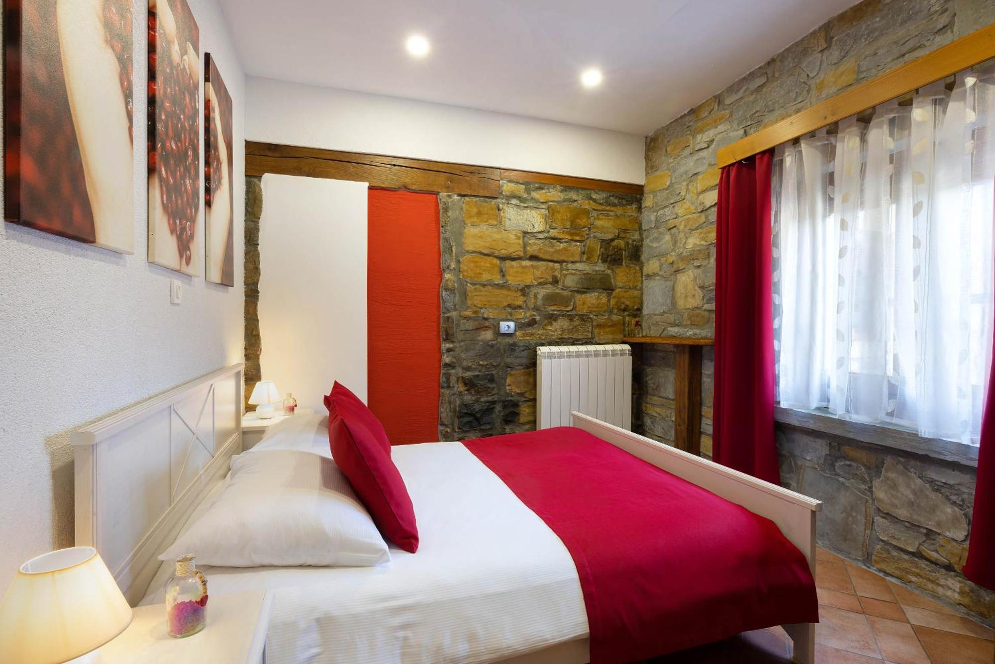 Touristfarm - Apartments "Red Fairytale" Marezige Kamer foto