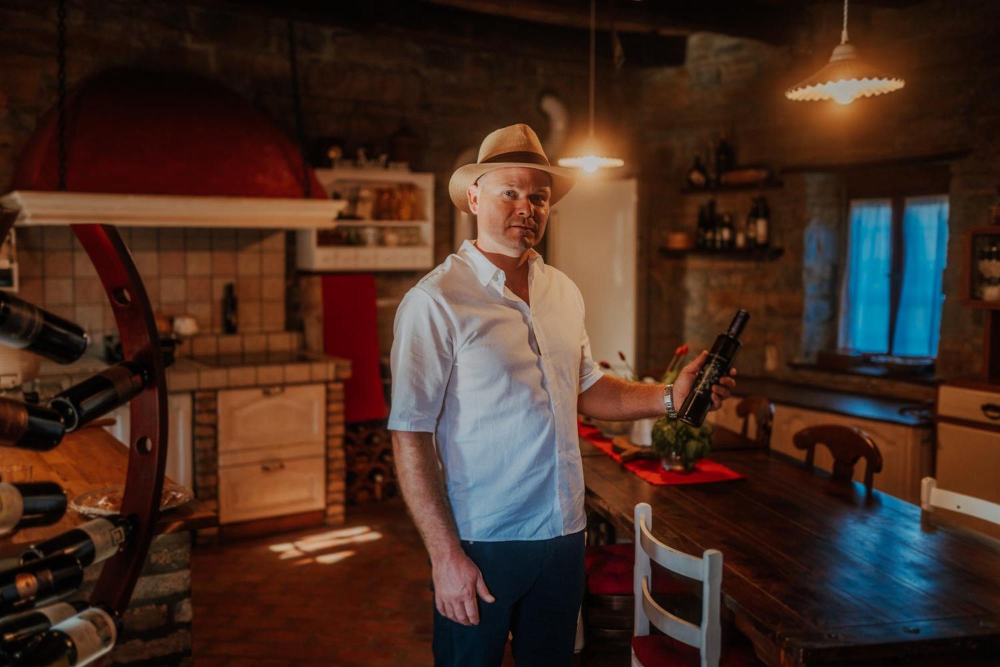 Touristfarm - Apartments "Red Fairytale" Marezige Buitenkant foto