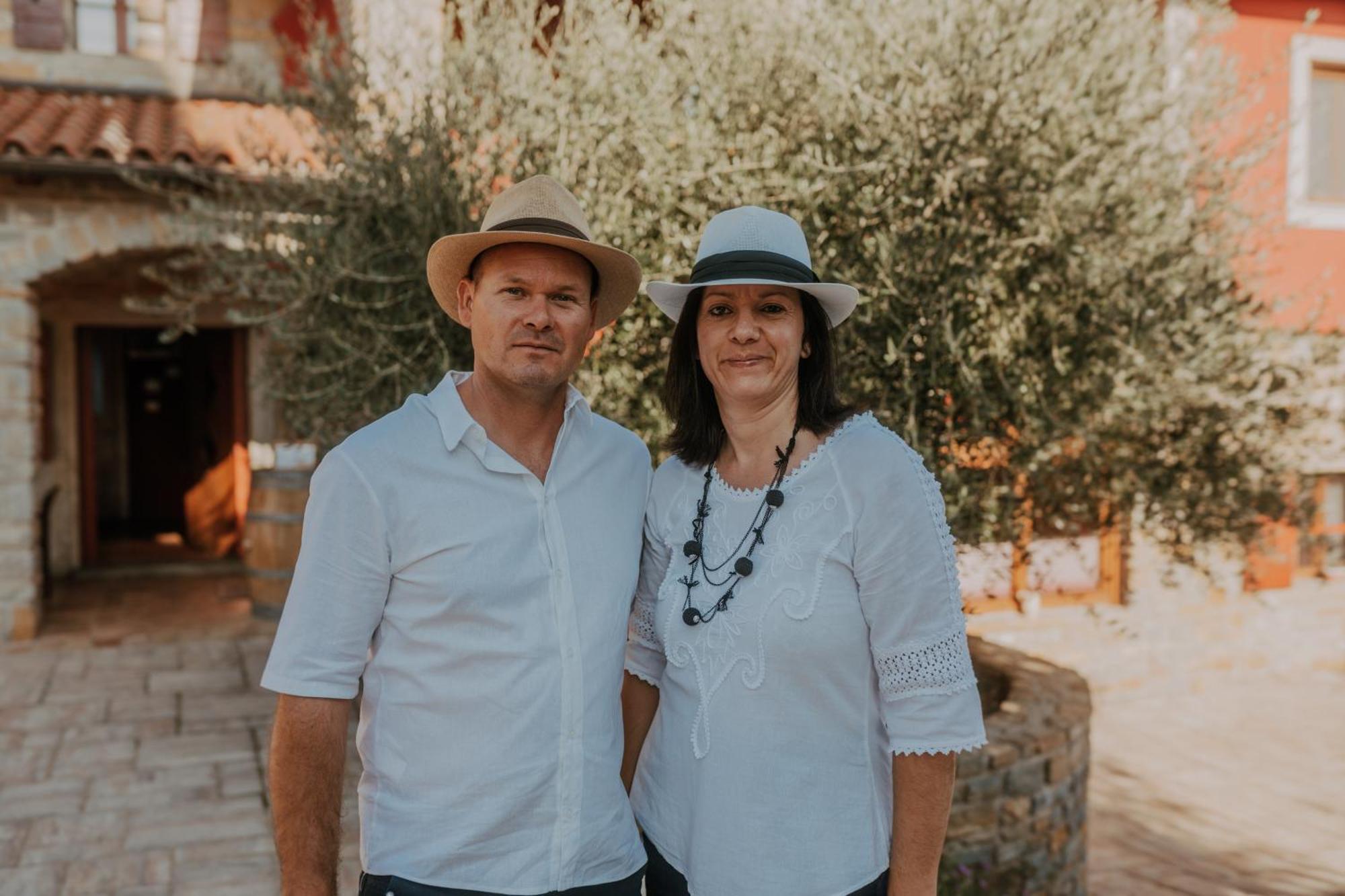 Touristfarm - Apartments "Red Fairytale" Marezige Buitenkant foto