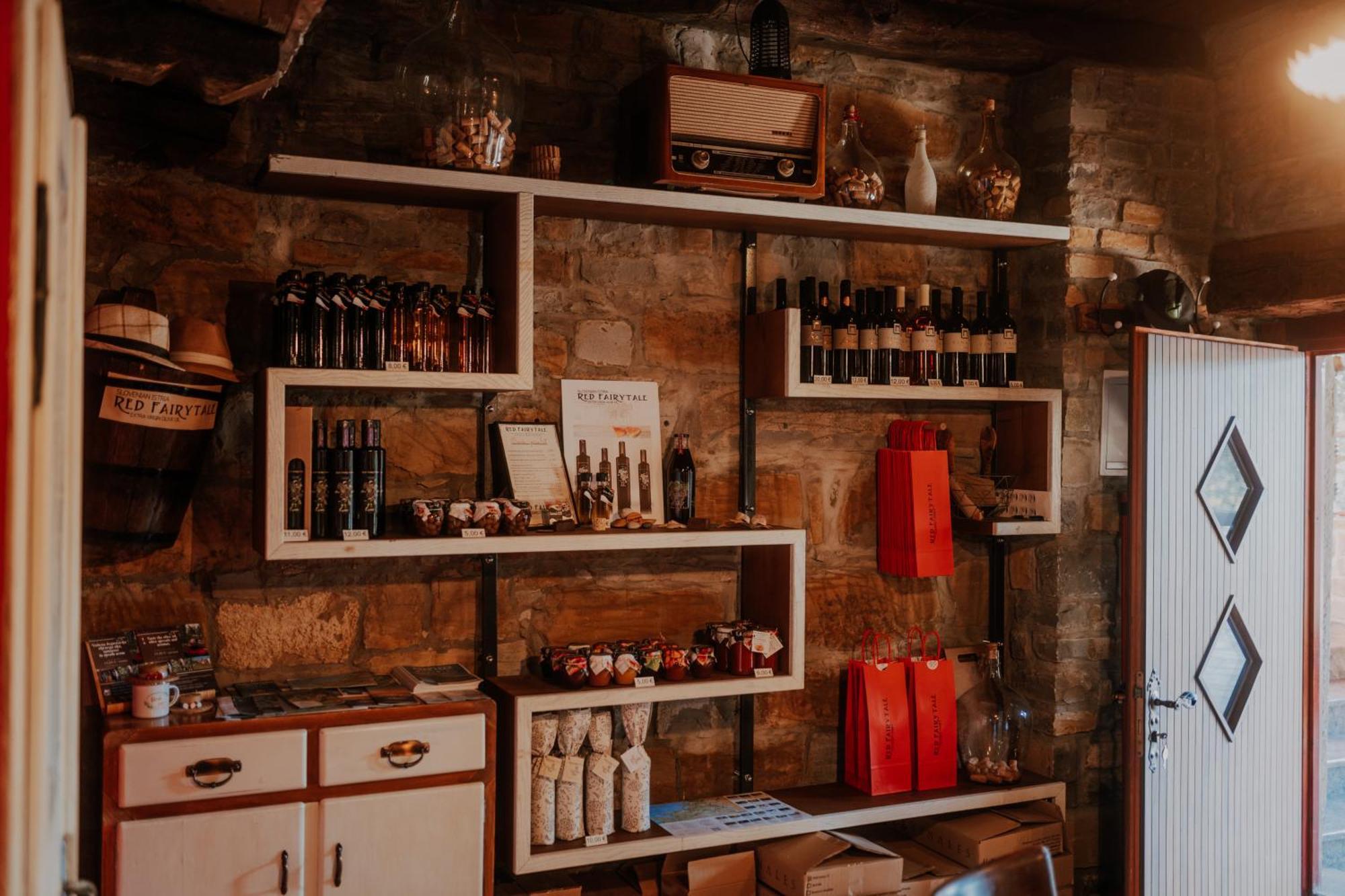 Touristfarm - Apartments "Red Fairytale" Marezige Buitenkant foto